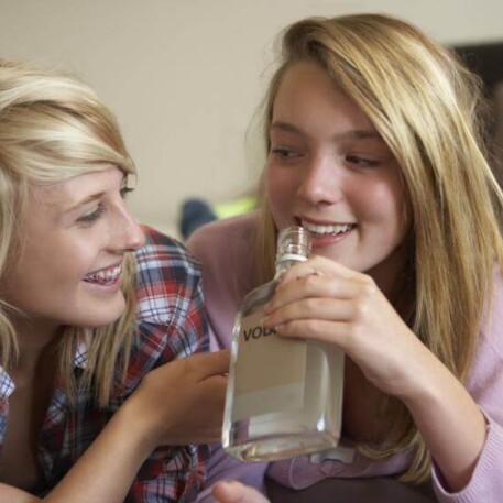 Алкоголизм у подростков: как предупредить зависимость и что делать, если ребенок болен